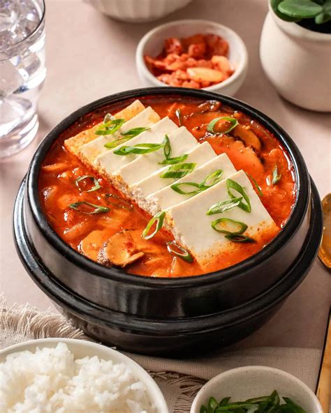 Miska s kórejskou polievkou Kimchi Jjigae