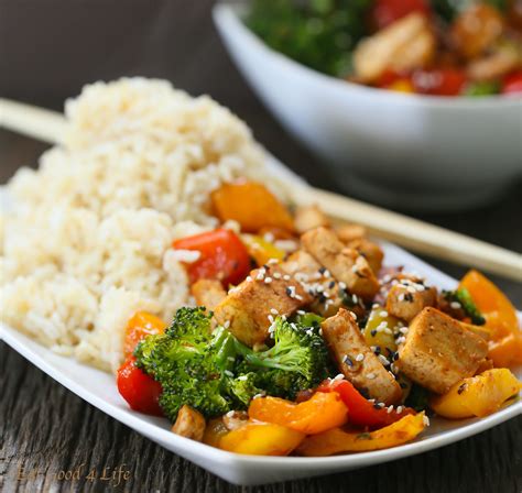 Farebná miska s ryžou, tofu a stir-fry zeleninou