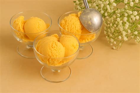 Hotová domáca pomarančová zmrzlina v miske so zdobením