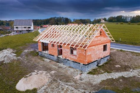 Stavba domu s robotníkmi