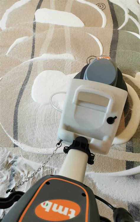 Proces čistenia vývaru od peny