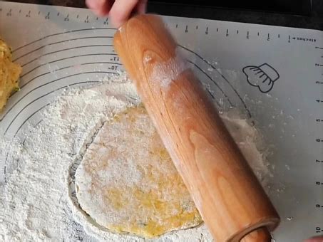 Rozvaľkanie cesta na placky