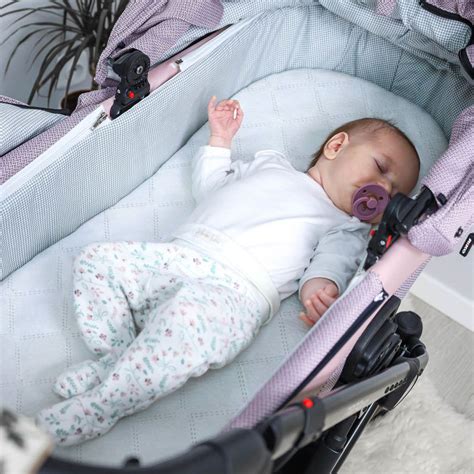 Ilustrácia detského vajíčka s novorodencom