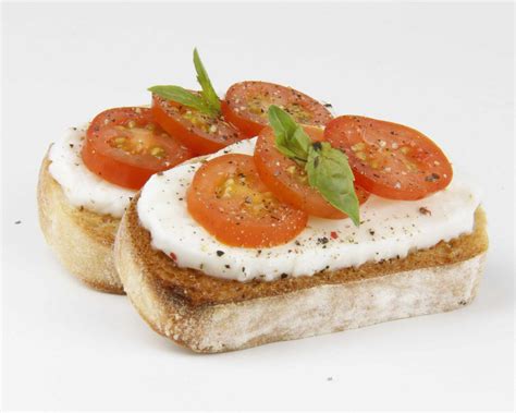 Servírovanie párkov s rôznymi prílohami