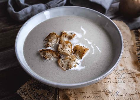 Hríbová krémová polievka s krutónmi