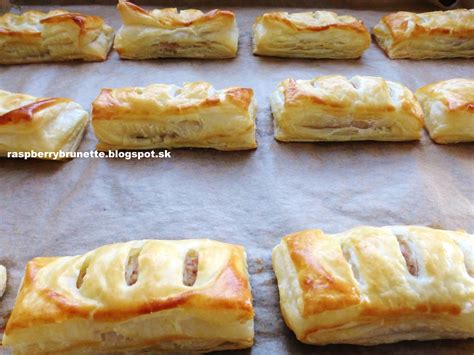 Rozložené a nakrájané lístkové cesto s jablkovou plnkou pripravené na pečenie