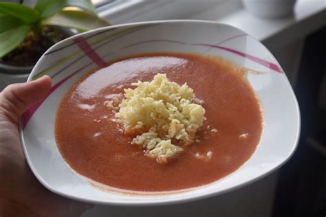 Strúhaný syr do paradajkovej polievky