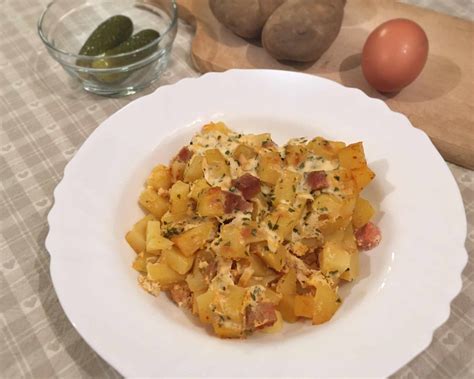 Zemiaky, klobása a vajíčka pripravené na vrstvenie