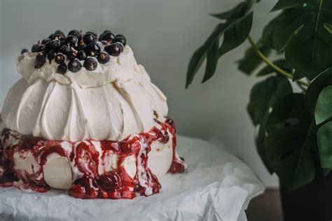 Rozkrojená Pavlovovej torta s ovocím a krémom