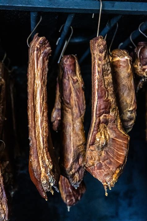 Proces údenia slaniny v tradičnej udiarni