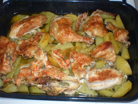 Ilustračná fotka pečeného kuracieho mäsa so zemiakmi na plechu