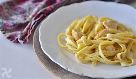 tanier s kuracím mäsom a horčicovou omáčkou