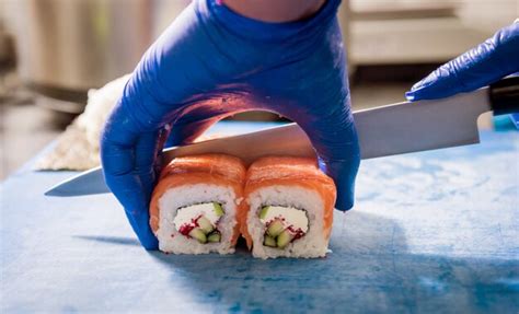 Proces rolovania sushi