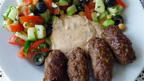 Servírované čevapčiči s prílohami