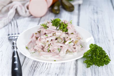 Ilustračné foto hotového parížskeho šalátu na chlebíčkoch