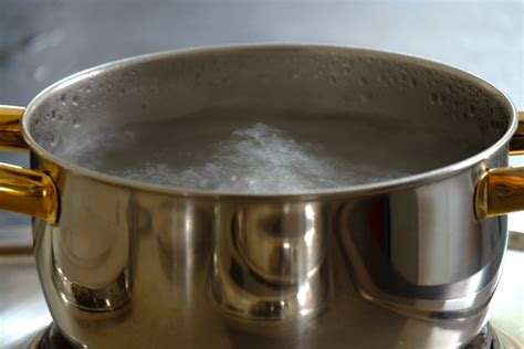 hrniec s vriacou osolenou vodou a cestovinami
