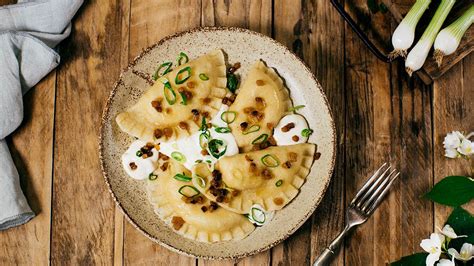 Bryndzové pirohy so slaninou a smotanou