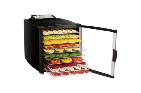 Sušička ovocia s rozloženými slivkami