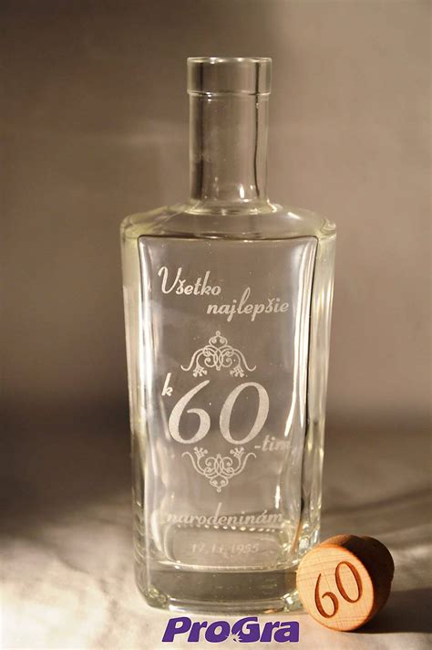 Darčeková fľaša s nakladaným syrom ozdobená stuhou