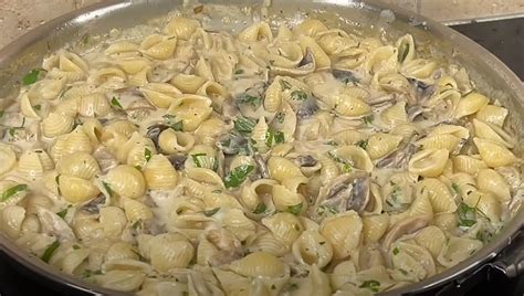 Ingrediencie na cestoviny so šampiňónmi