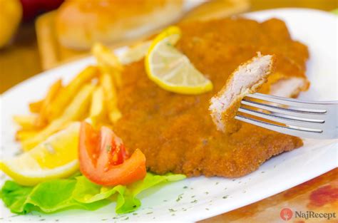 Proces naklepávania mäsa na rezne