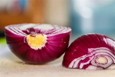 Červená cibuľa dodáva šalátu farbu a sviežosť