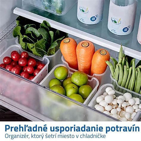 poličky chladničky zakryté potravinovou fóliou