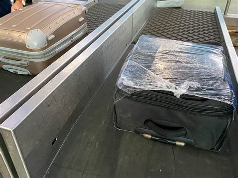 tekutá kozmetika zabalená do potravinovej fólie na cestovanie