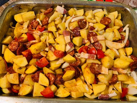 Zemiaky s klobásou a smotanou