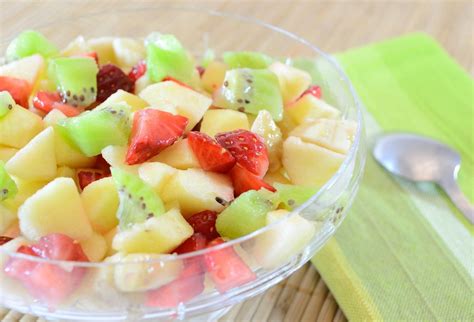 Deti pripravujúce ovocný šalát