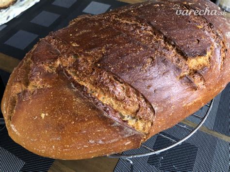 hrniec s chlebom v rúre