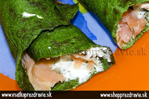 Zelené špenátové palacinky s lososom na tanieri