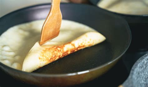 Opekanie špenátovej palacinky na panvici