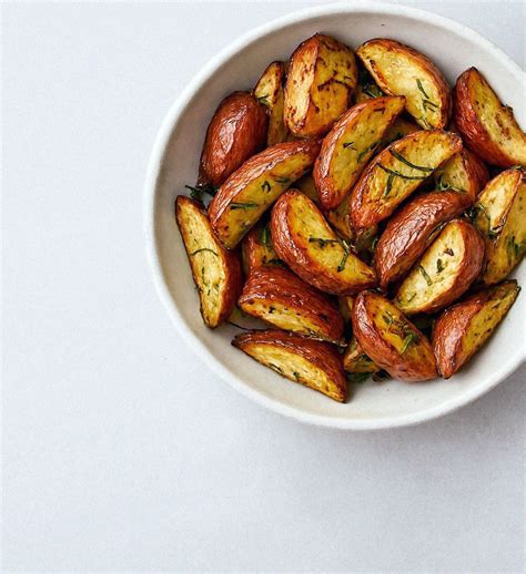 Servírované pečené zemiaky s rozmarínom a bylinkami