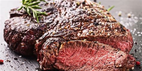 Servírovaný steak z vysokej roštenky s prílohou