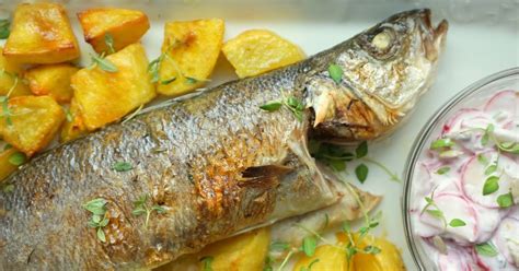 Morský ostriež pripravený ako ceviche s limetkou a koriandrom