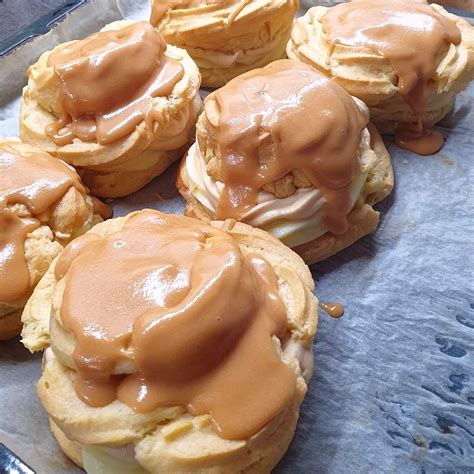 Čerstvo upečené zlatohnedé veterníky na plechu