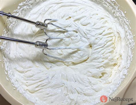 Krém v miske pripravený na plnenie