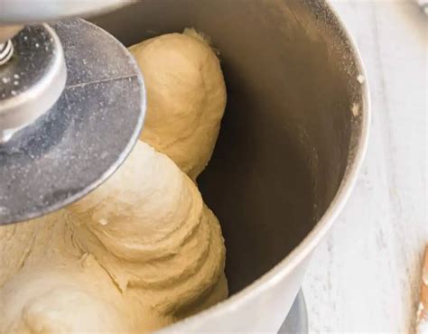 Cesto v pekárni počas miesenia