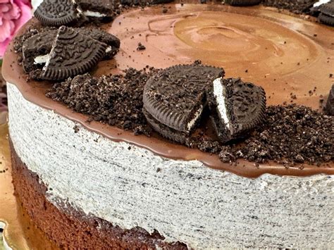 Detail zdobenia nepečenej Oreo torty