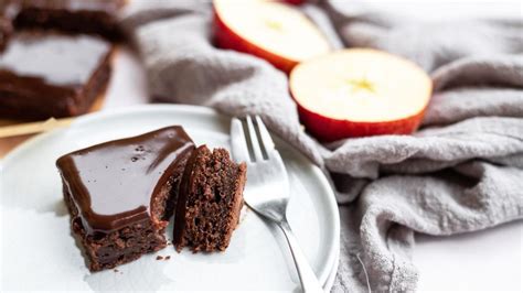 Jablkový koláč s čokoládovou polevou