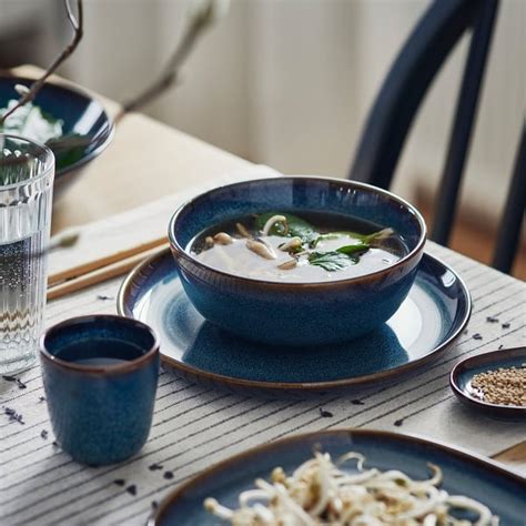 Miska s hráškovou polievkou a haluškami