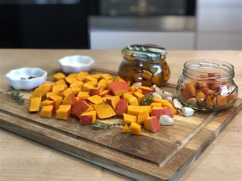 Tekvica Hokkaido nakrájaná na podkovičky pripravená na pečenie