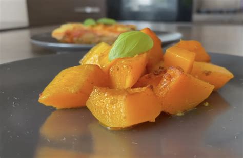 Servírovaná pečená tekvica Hokkaido s bagetkou
