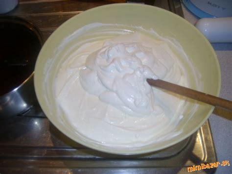 šľahačková smotana a čokoláda