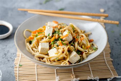 Misky s čínskymi rezancami, tofu a arašidovým maslom
