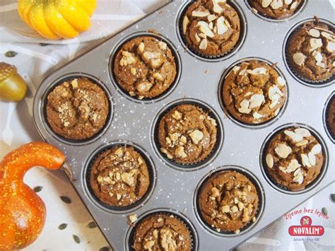 farebné hrnčekové muffiny