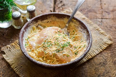 Ilustračná fotografia hotovej cesnakovej pasty v pohári