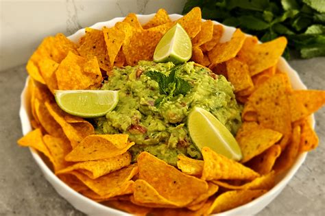 Misky s nachos a guacamole