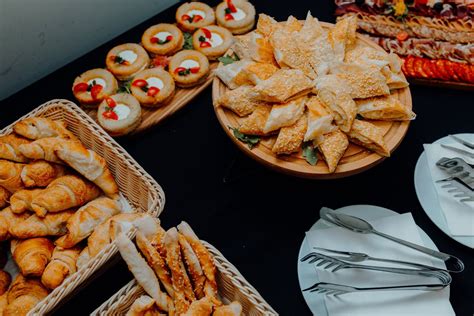 Servírovaný stôl s rôznym party občerstvením